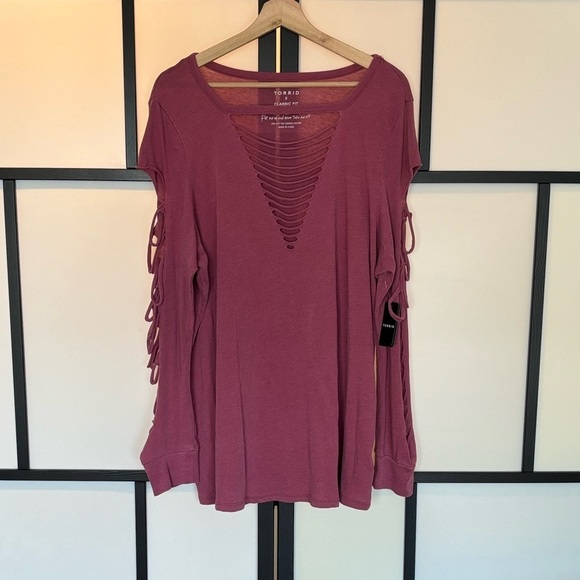 TORRID Classic Fit Cotton Crew Neck Slasher Tee. Size 2X. 18-20. NWT - Picture 1 of 14